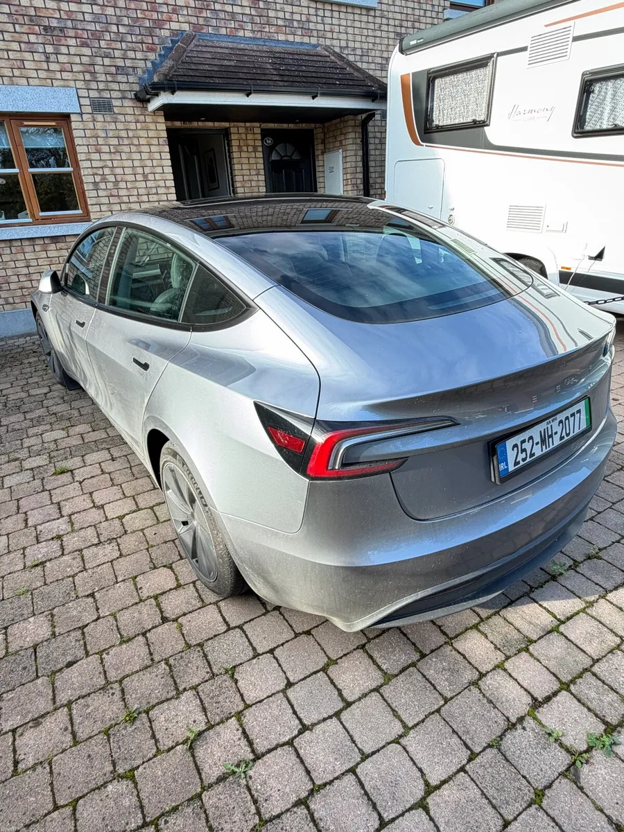 2025 Tesla Model 3 Long RangeRWD Quicksilver 28kkm - Image 2
