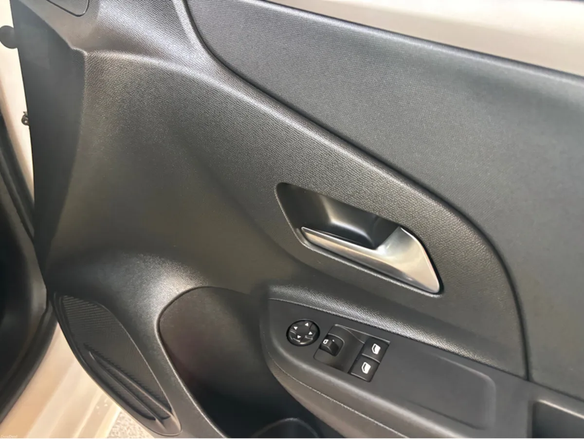 Opel Corsa 1.2 100PS-PET-8 100PS-PET-8SP AUTO - Image 3