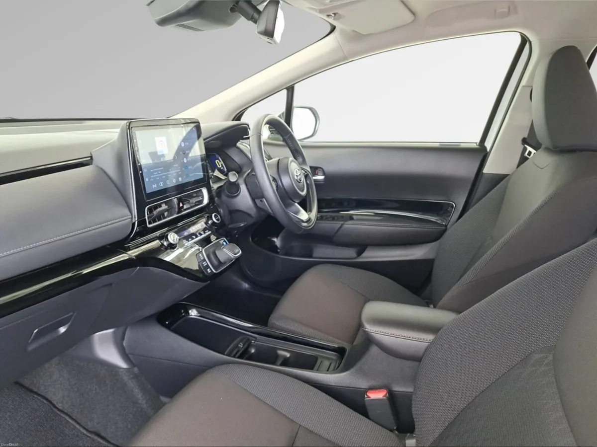 Toyota Aqua G HYBRID AUTO - Image 4