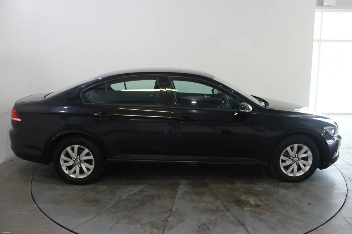Volkswagen Passat 1.6 TDI DSG 120HP Trendline - TE - Image 2