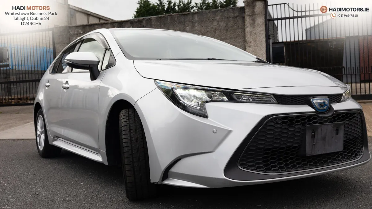 TOYOTA COROLLA 1.8 HYBRID SALOON 2022 SILVER - Image 2