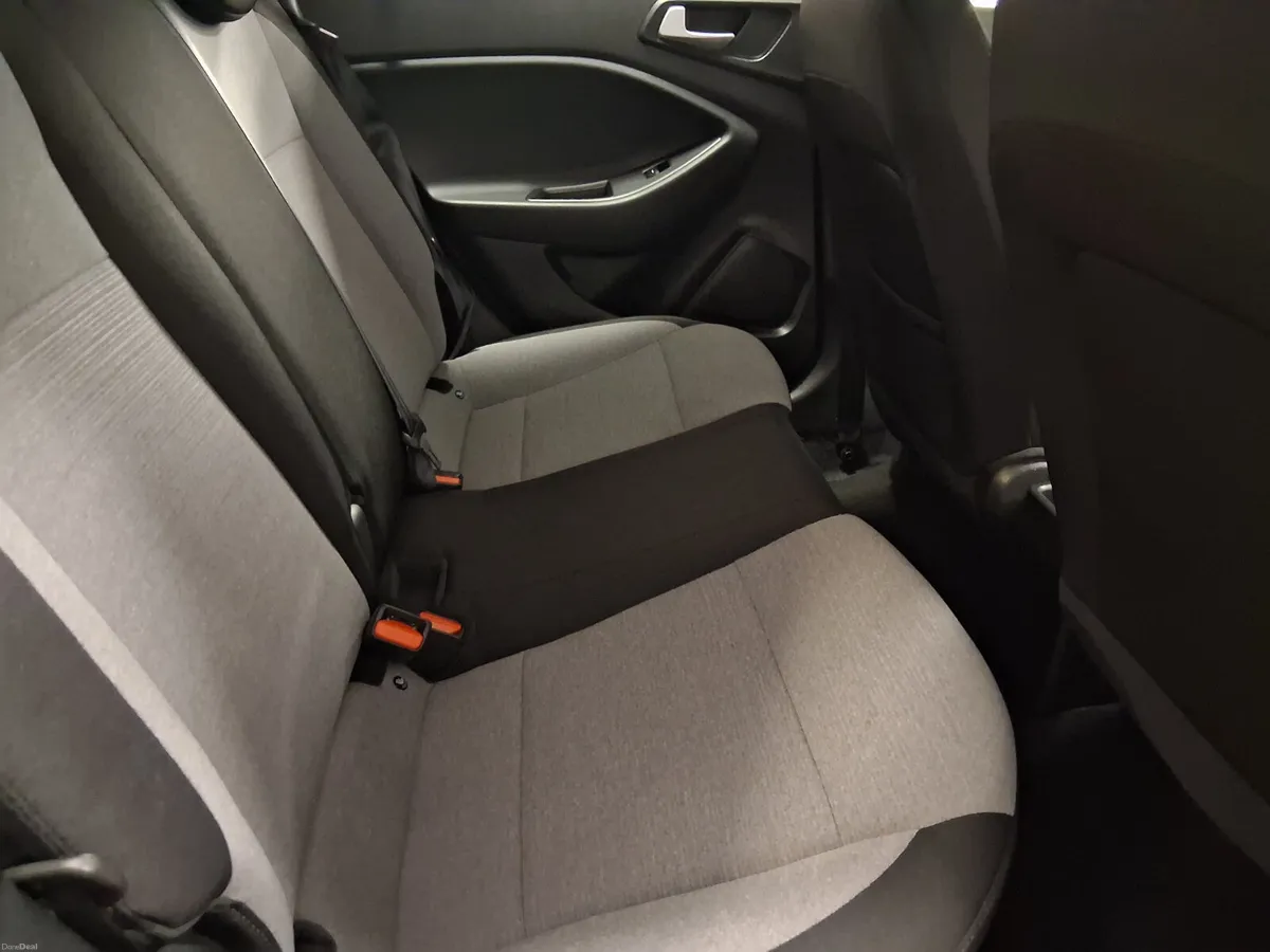 2016 Hyundai i20 **ONLY 84KMS - DELUXE** - Image 5