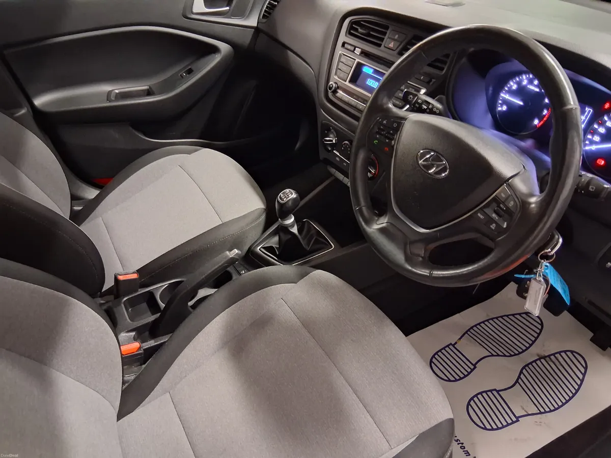 2016 Hyundai i20 **ONLY 84KMS - DELUXE** - Image 4