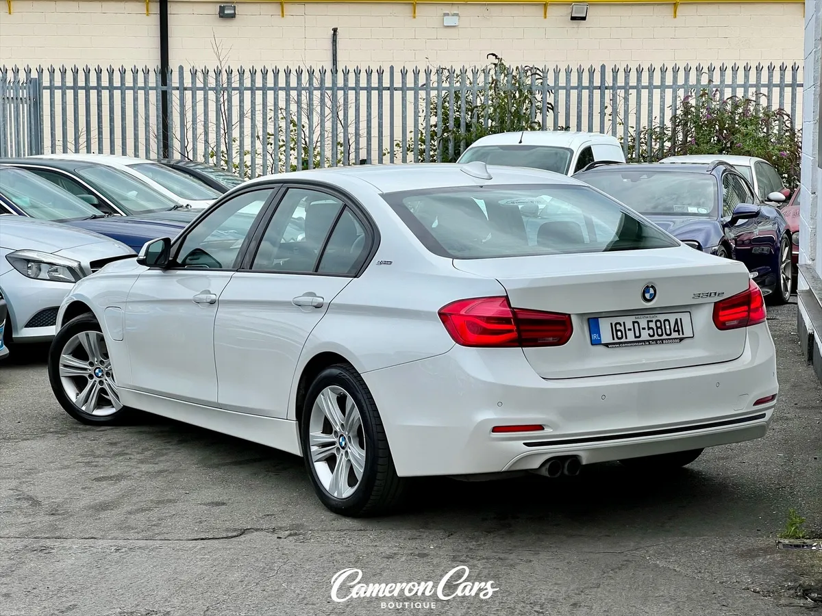BMW 330e PREMIUM ALPINE WHITE - Image 4