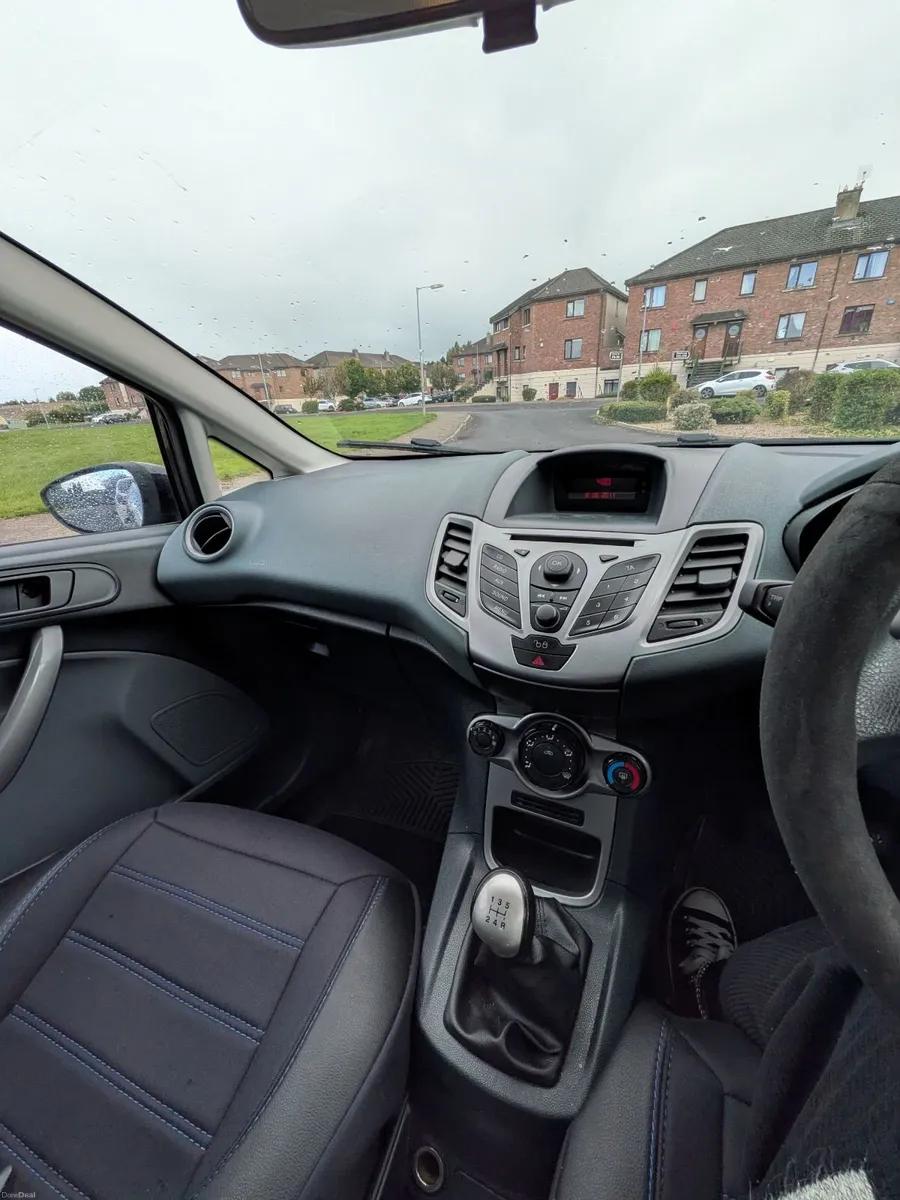 Ford Fiesta 2011 - Image 6
