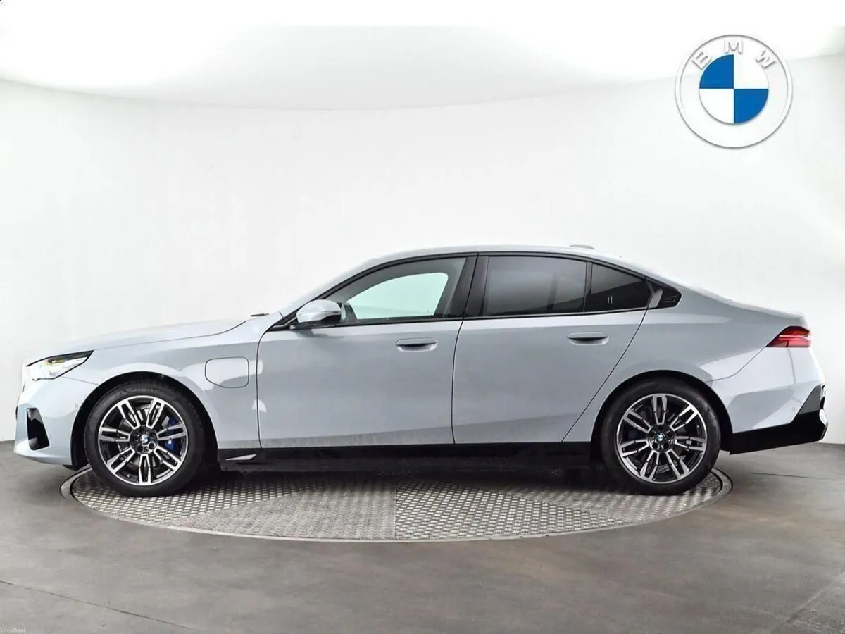 BMW 5-Series 530e M Sport Saloon - Image 3
