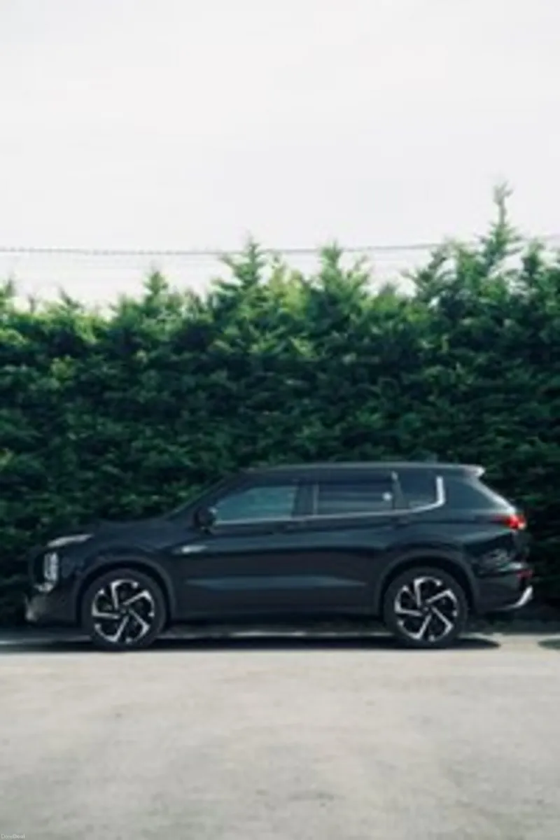 Mitsubishi Outlander PHEV Premium Package 2022 - Image 2