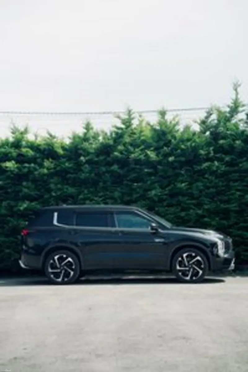 Mitsubishi Outlander PHEV Premium Package 2022 - Image 4