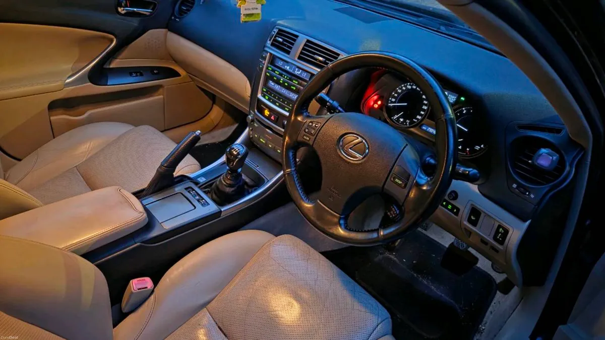 Lexus IS220D - Image 4