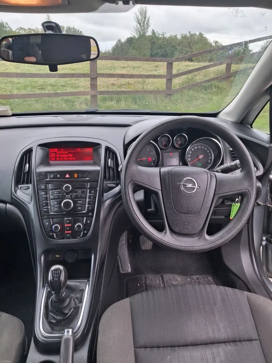 Opel Astra J 2010 - Image 5