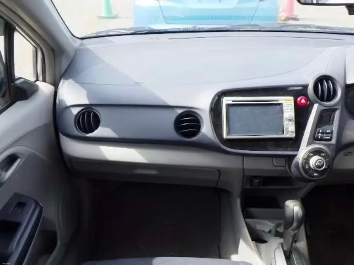 Honda Insight 2009 G package like new - Image 6