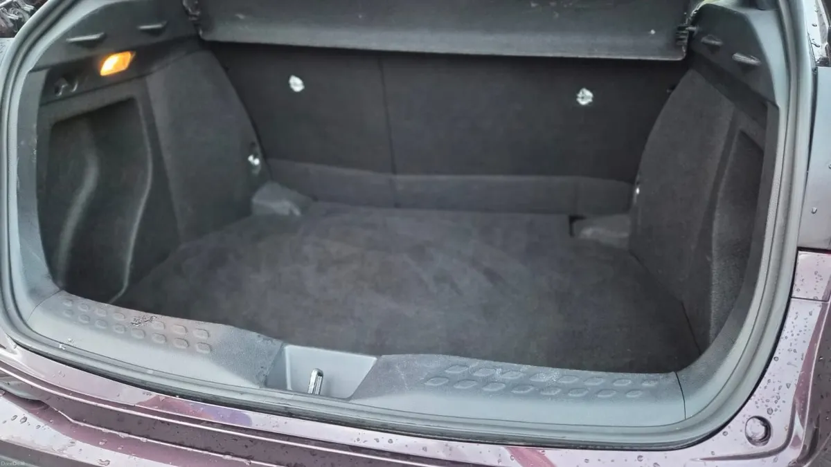 Toyota C-HR 2023 Hybrid 1.8 41,000 km - Image 6