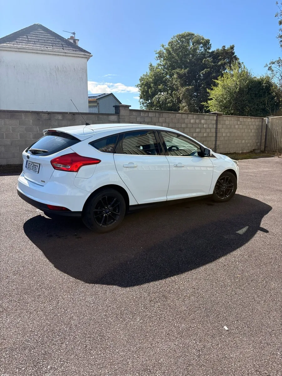 White ford focus 152 - Image 4