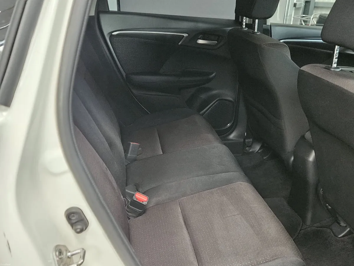 18 HYUNDAI TUCSON COMFORT 1 OWNER - Image 5