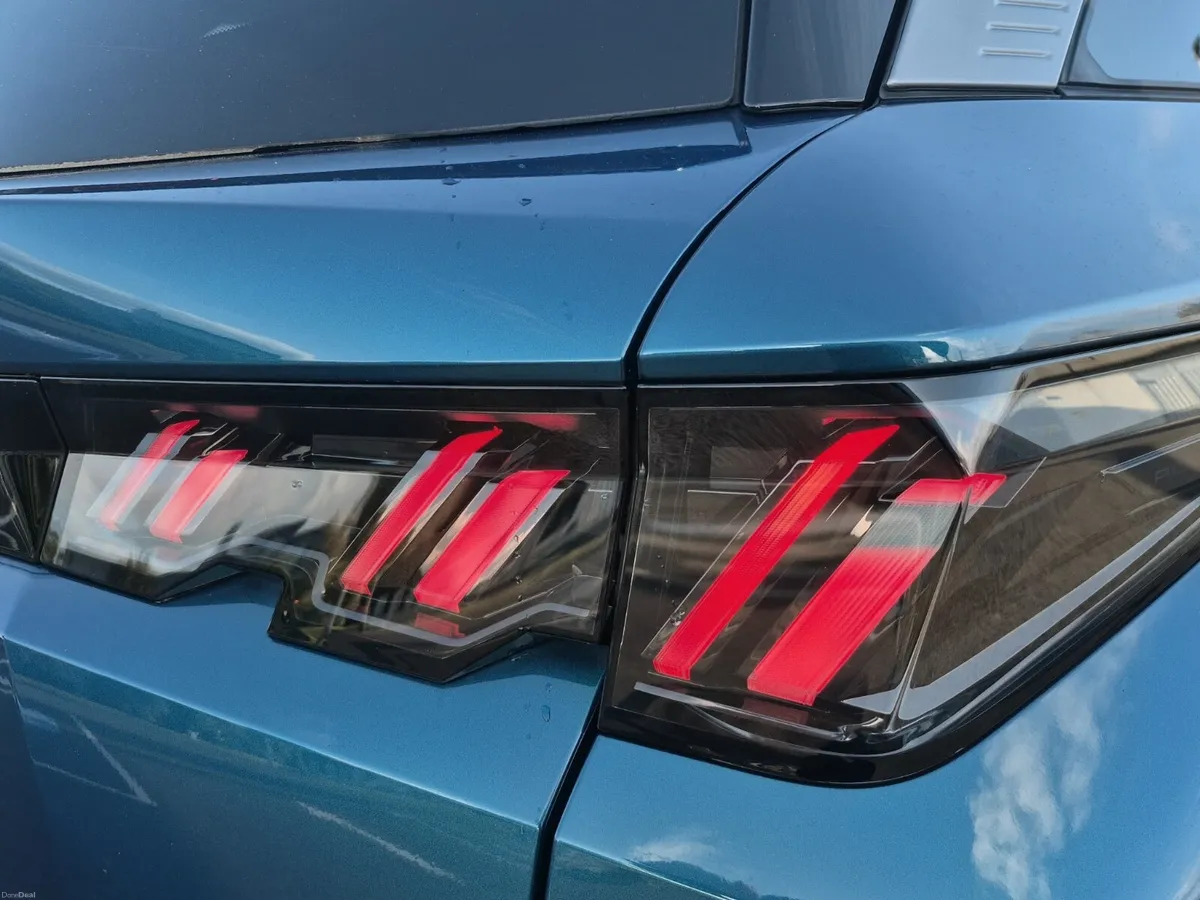 Peugeot 5008 Allure Hybrid - Image 2