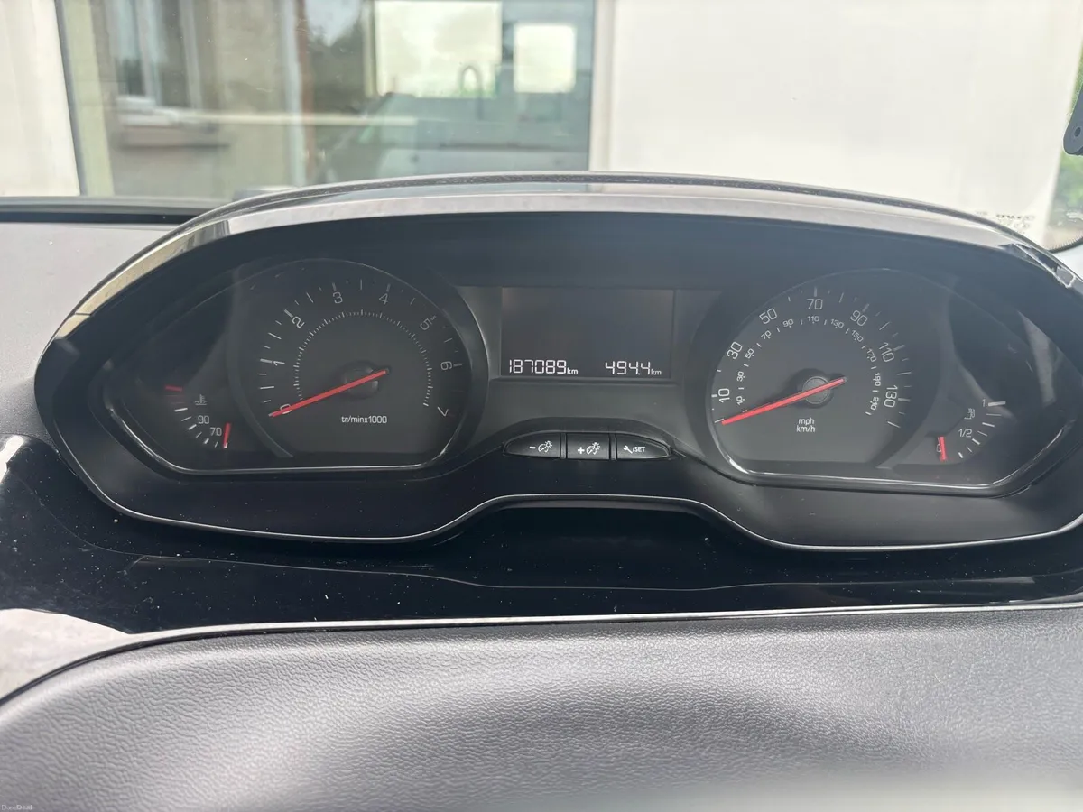 Peugeot 208 - Image 4