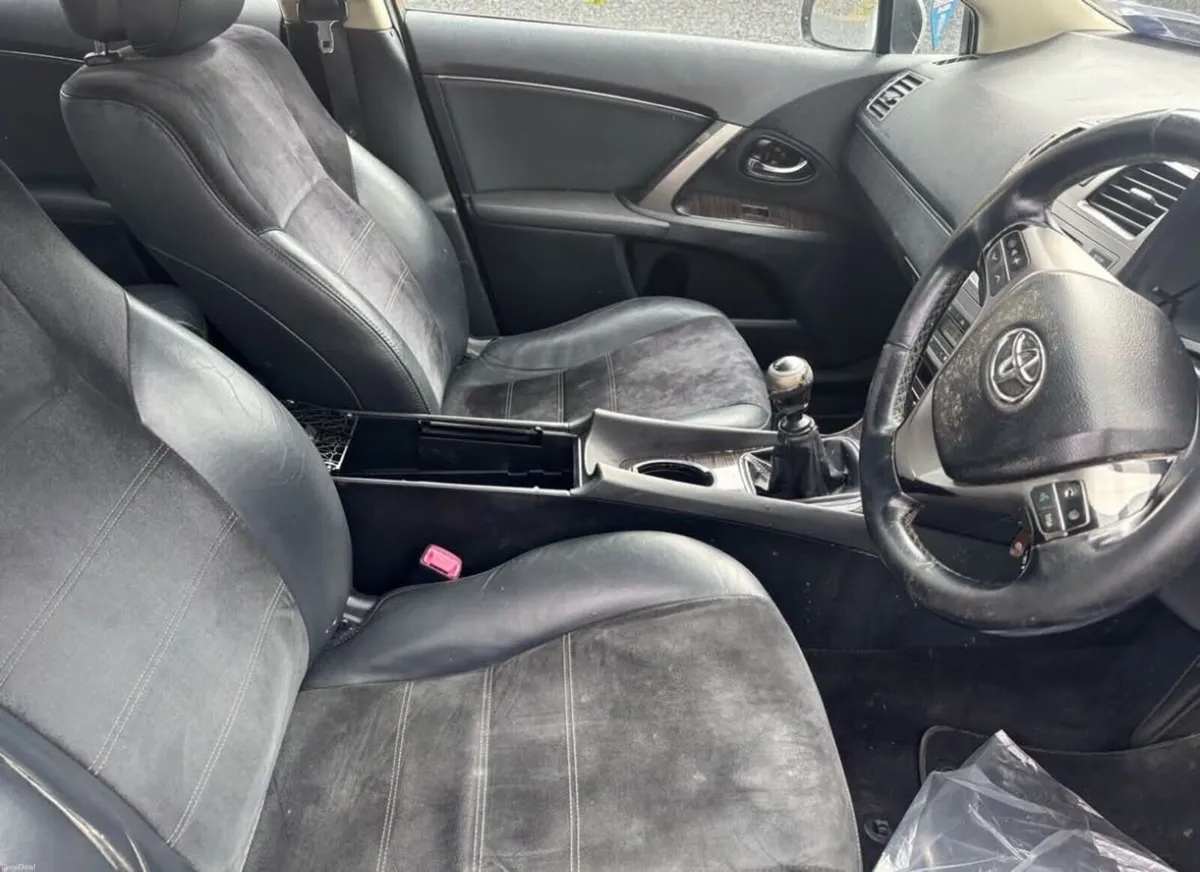 2013 Toyota avensis diesel estate - Image 4