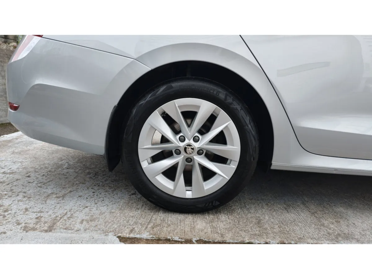 Skoda Octavia AMBITION 2.0tdi 150HP DSG - BRILLIAN - Image 3