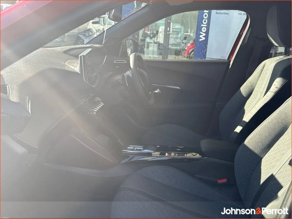 Peugeot 2008 1.2 MHEV Puretech 136bhp Allure - Image 3