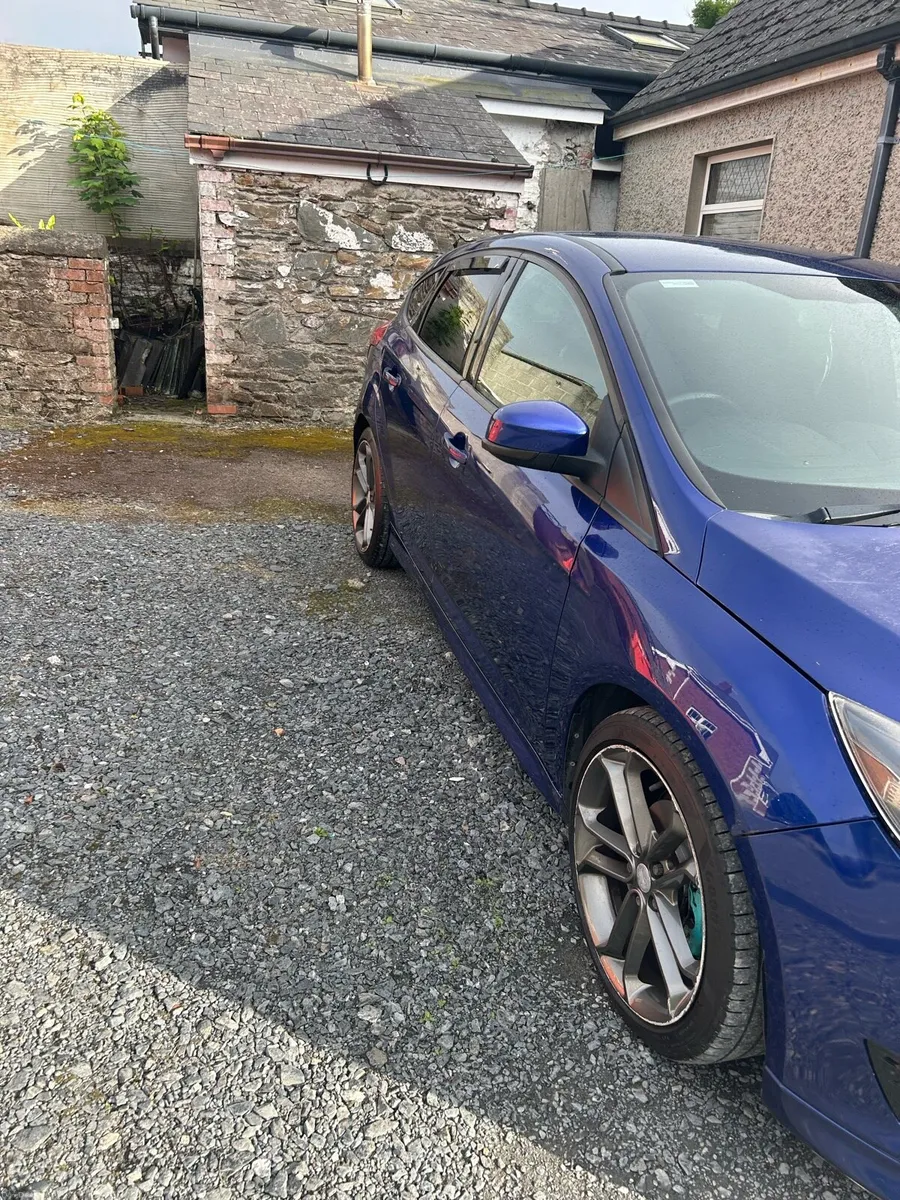 2017 Ford Focus ST Line - Image 2