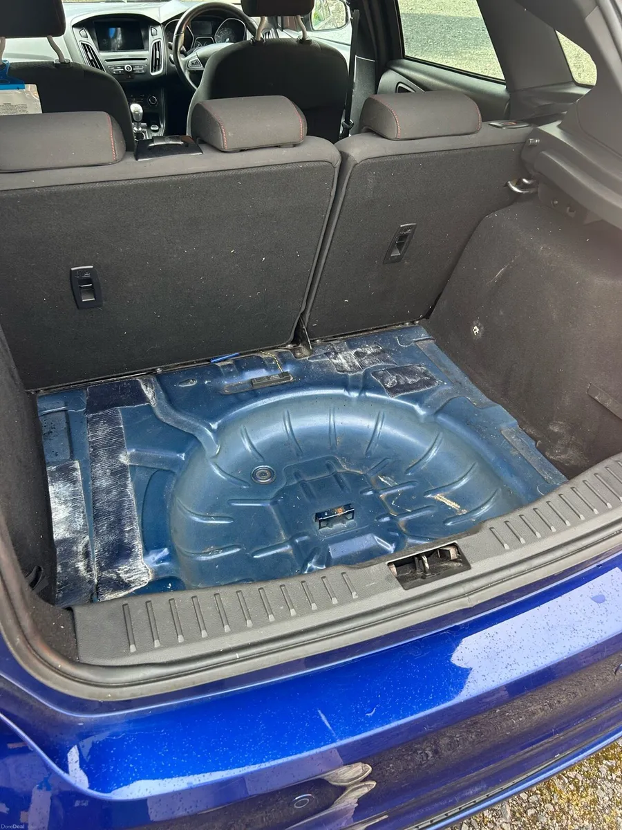 2017 Ford Focus ST Line - Image 6