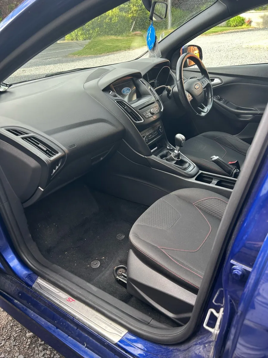 2017 Ford Focus ST Line - Image 4
