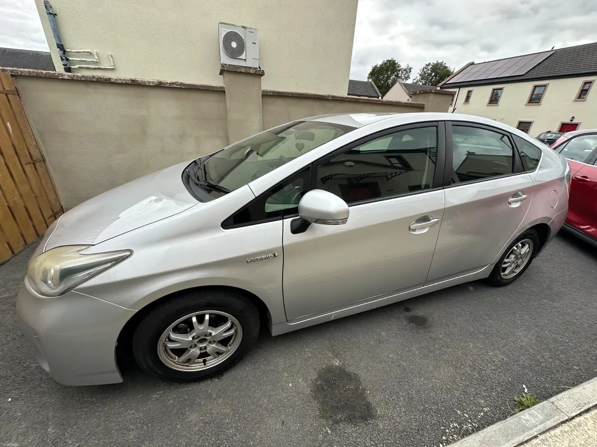 Toyota Prius 2012 • Android/Apple Car play - Image 1