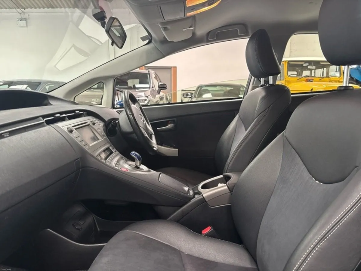 Toyota Prius PRIUS HYBRID LUXURY - Image 6