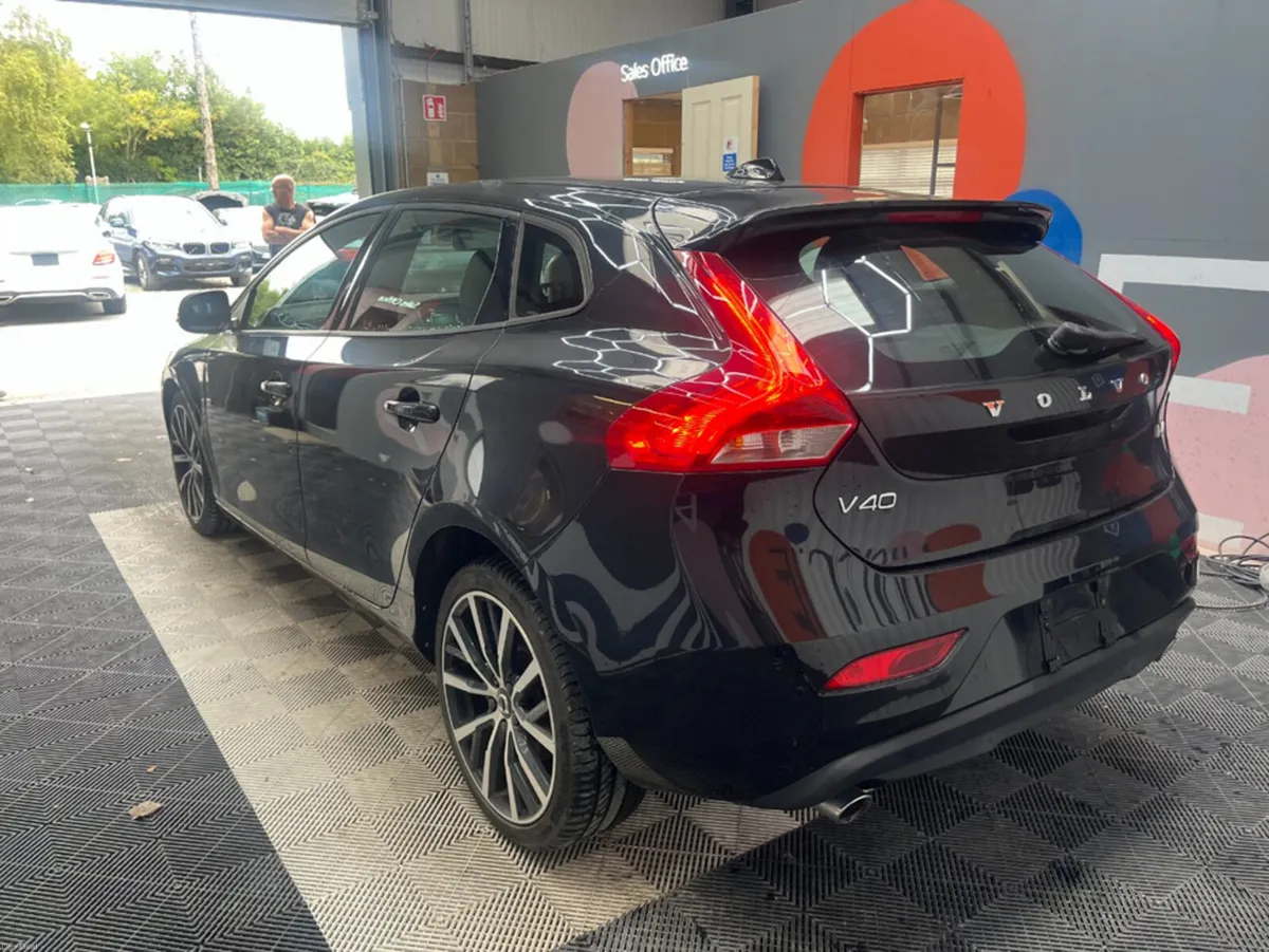 Volvo V40 2018 VOLVO V40  2.0 AUTOMATIC  / PARKING - Image 5