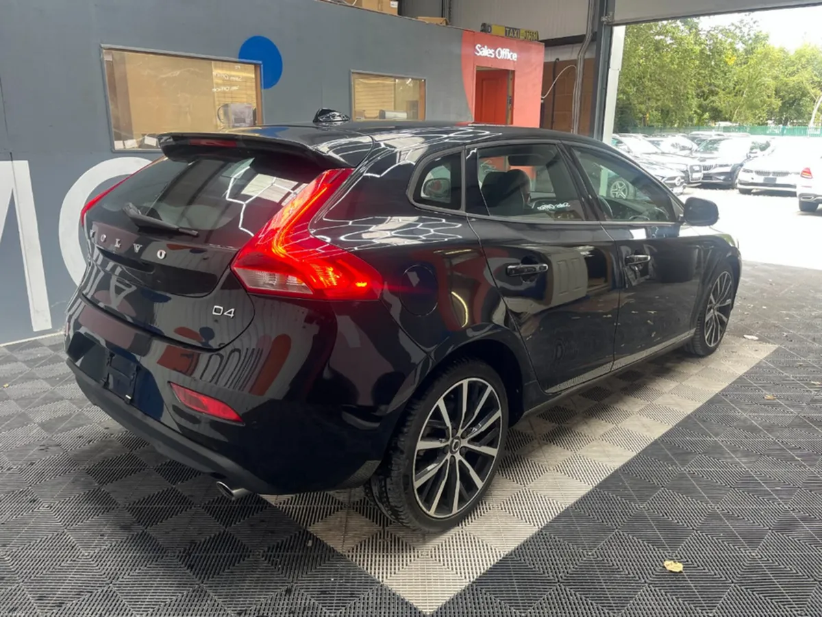 Volvo V40 2018 VOLVO V40  2.0 AUTOMATIC  / PARKING - Image 3