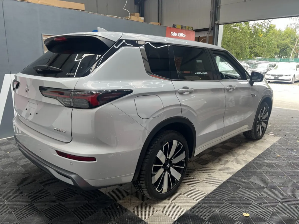 Mitsubishi Outlander 2024 MITSUBISHI OUTLANDER PHE - Image 6