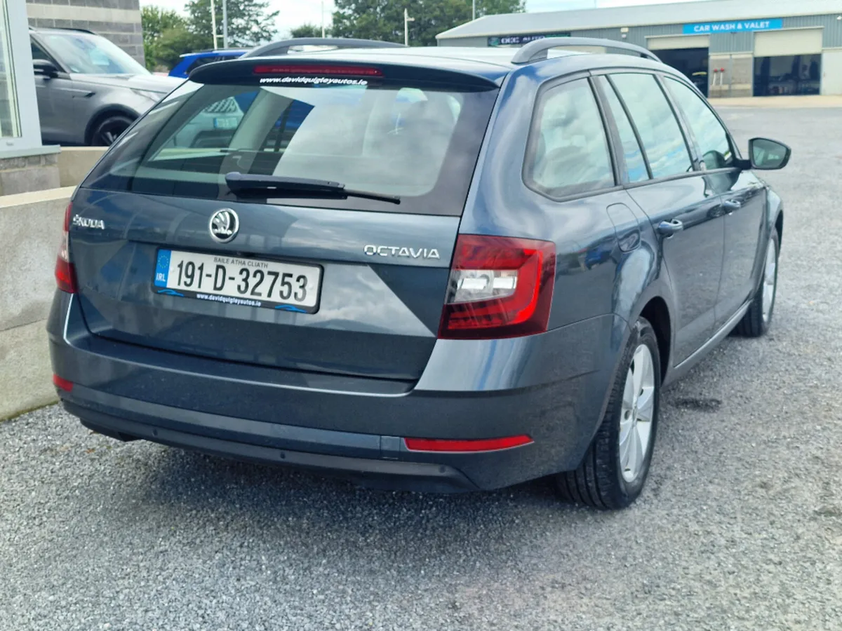 Skoda Octavia COMBI AMBITION 1.6tdi 115HP 4DR - Image 3