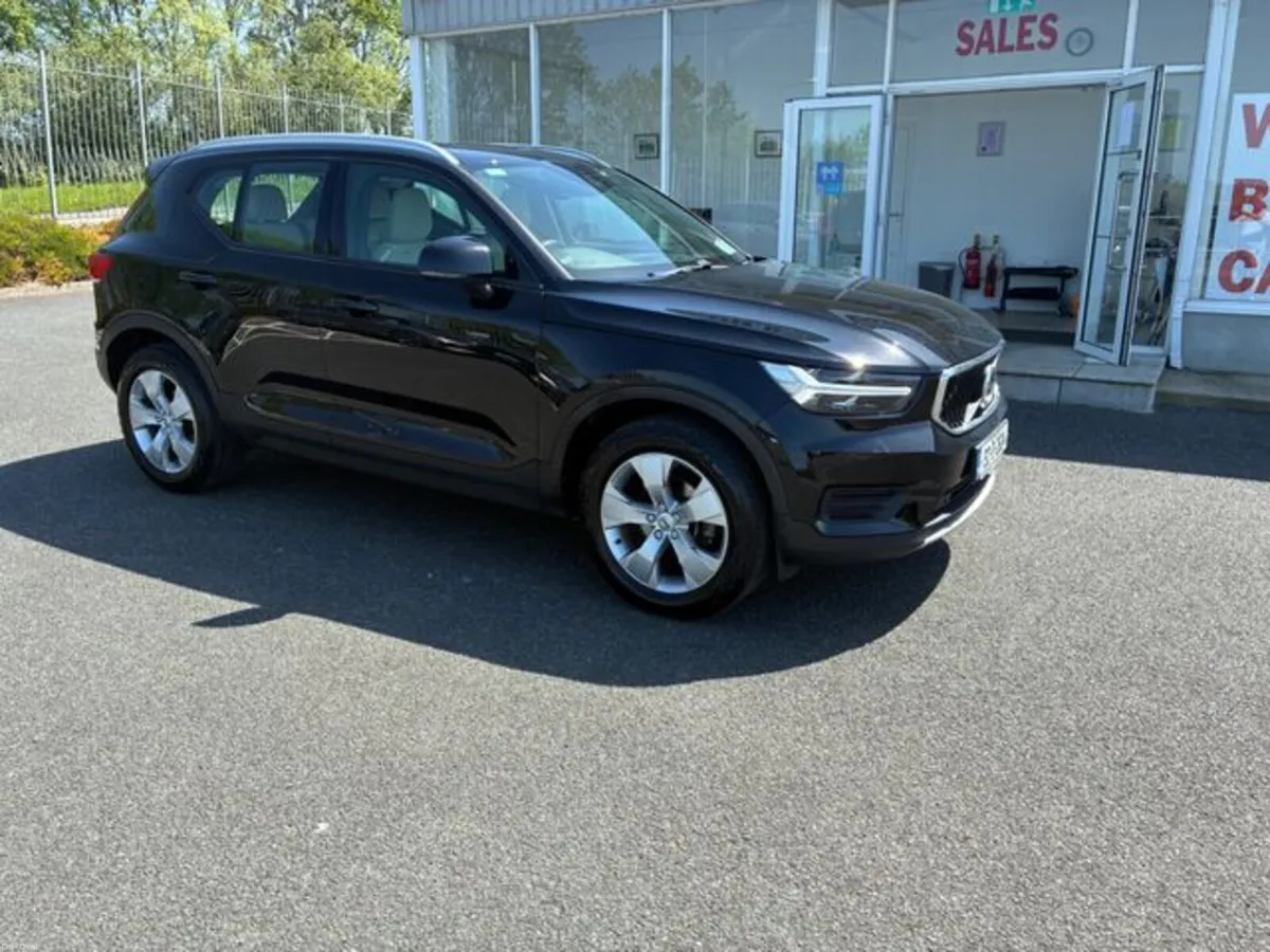 Volvo XC40 D3 MOM 5DR - Image 1