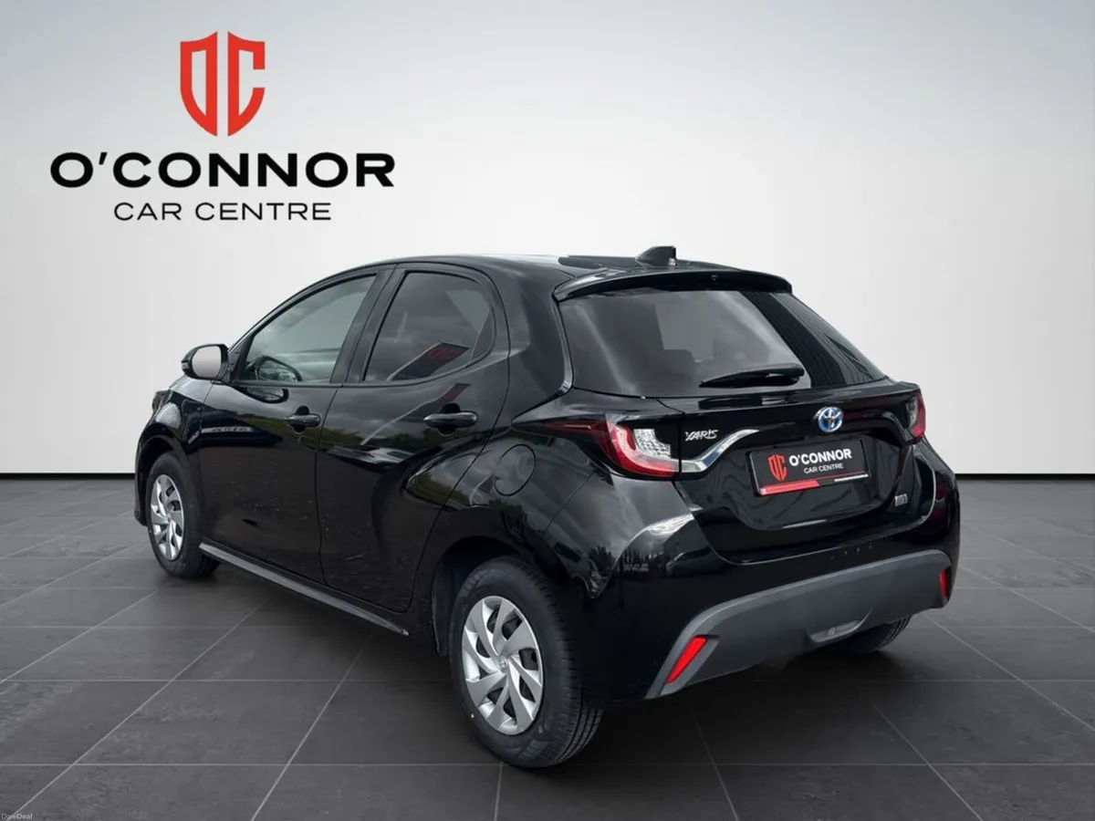 Toyota Yaris Black, hybrid and easy on fuel — this - Image 4