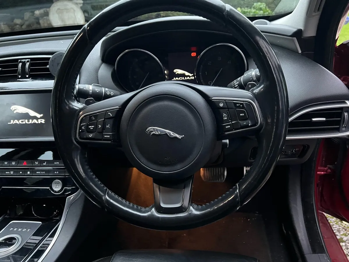 Jaguar XE - Image 4