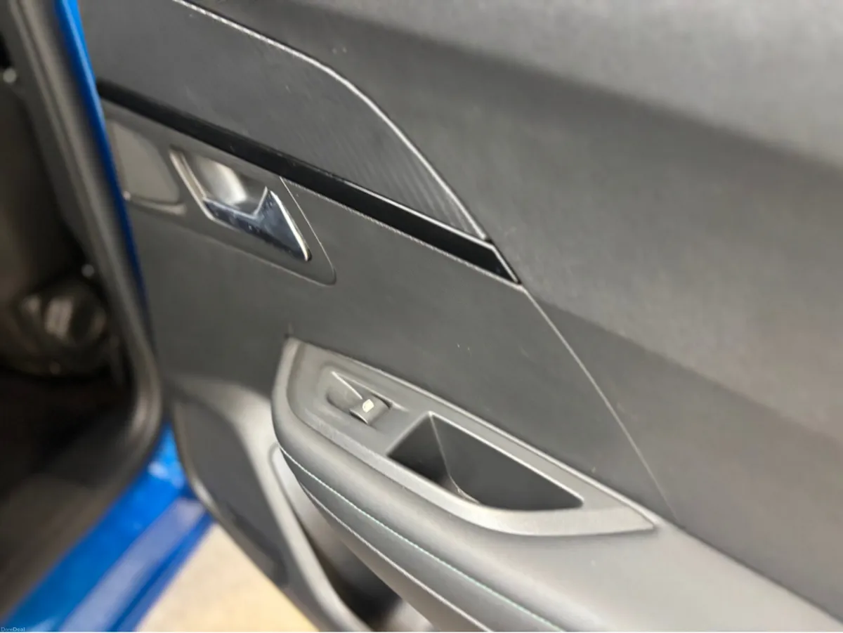 Peugeot 2008 ALLURE 1.2 100 4DR - Image 4