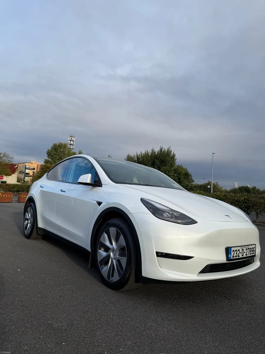 232 Tesla Model Y Long Range AWD – 1 Owner - Image 3