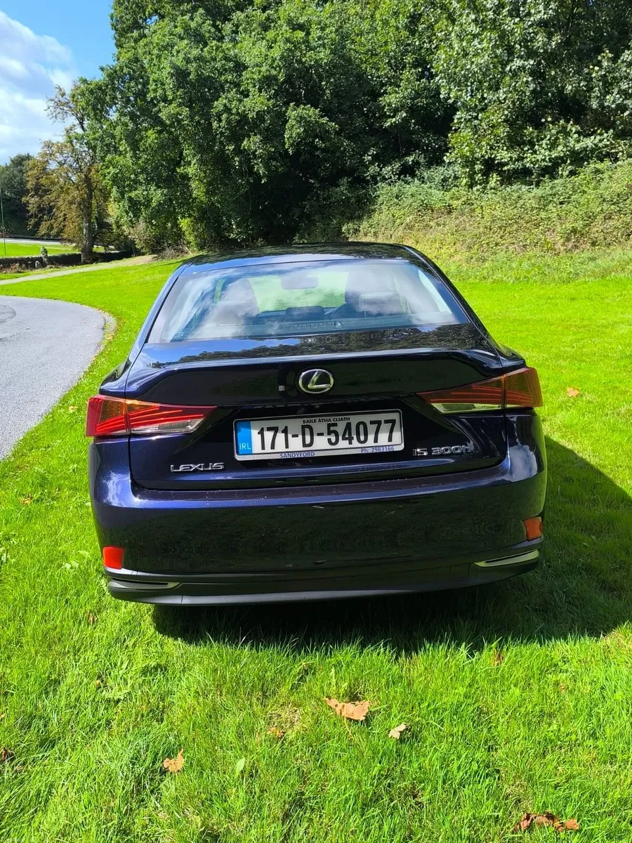 Lexus IS 300h. 2017 - Image 2