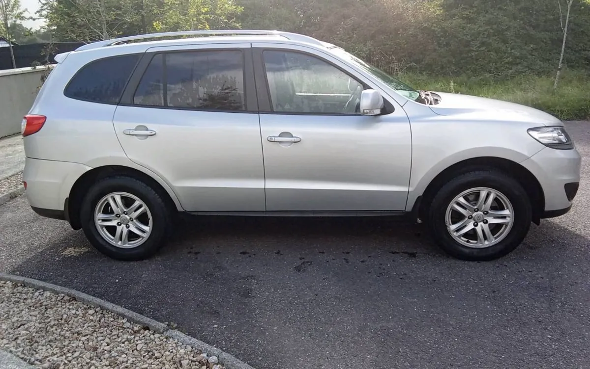 2011 HYUNDAI SANTA FE DIESEL   (low mileage) - Image 1