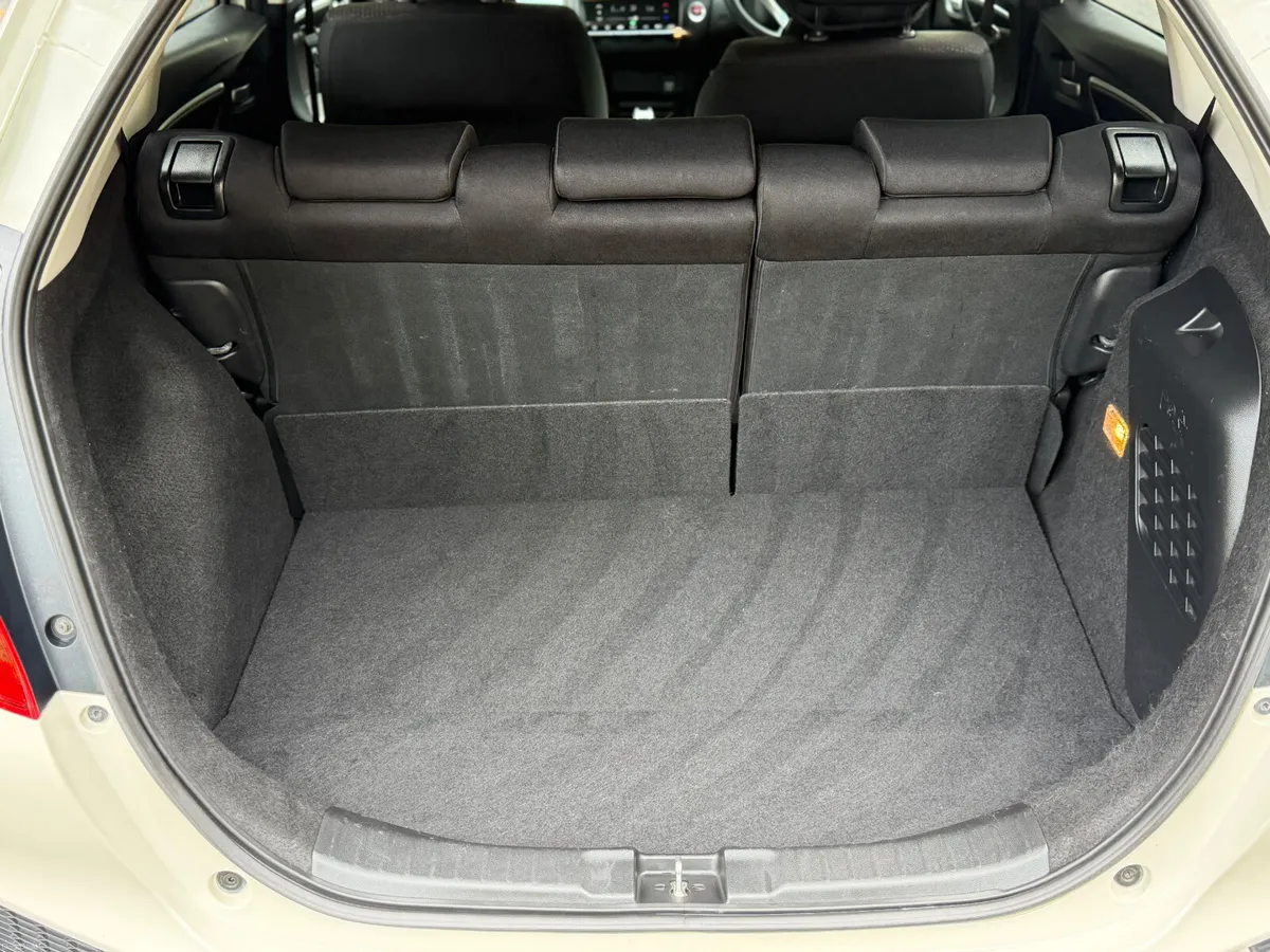 2016 Honda Fit Hybrid automatic - Image 6