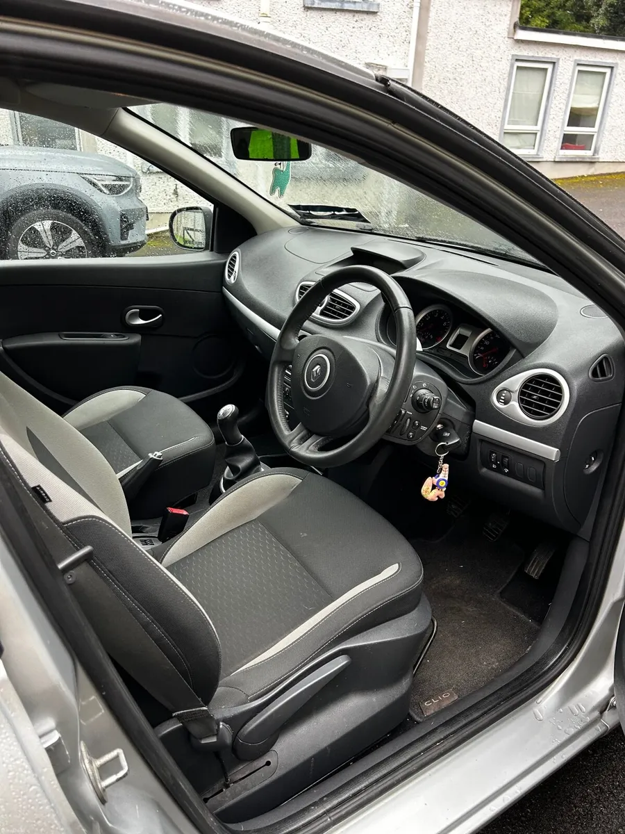 Renault Clio 1.2 Petrol   Excellent Conditions - Image 5