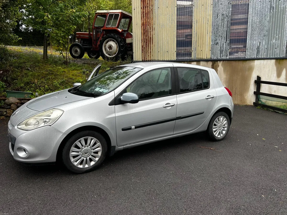Renault Clio 1.2 Petrol   Excellent Conditions - Image 1