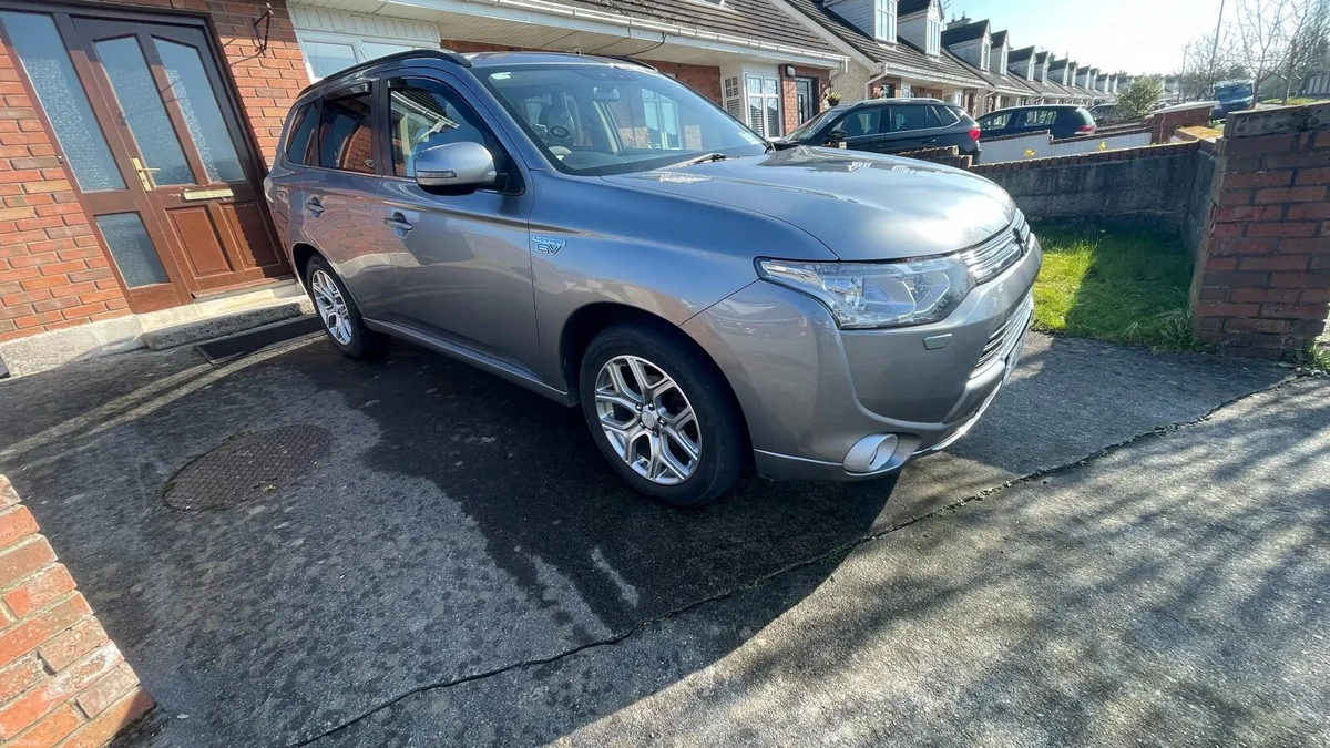 Mitsubishi Outlander SUV - Image 6