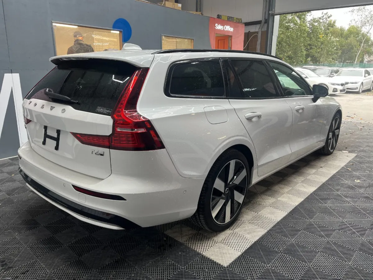 Volvo V60 2025 VOLVO V60 4wd ULTRA T6 AWD PLUG-IN - Image 3