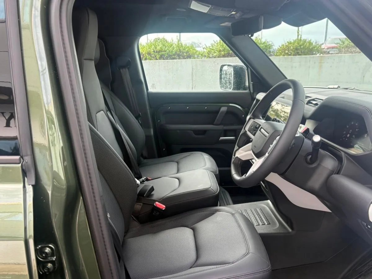 Land Rover Defender 110 3.0D / X-Dynamic SE / Comm - Image 4