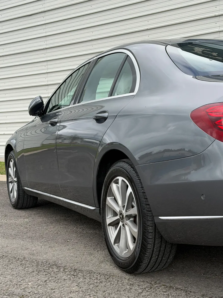 Mercedes-Benz E-Class Exclusive 2018 - Image 5