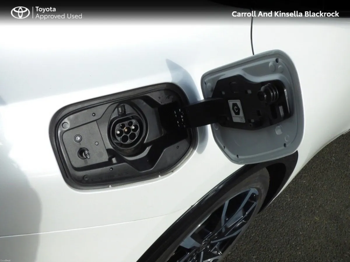 Toyota Prius Plug-In Hybrid - Image 6