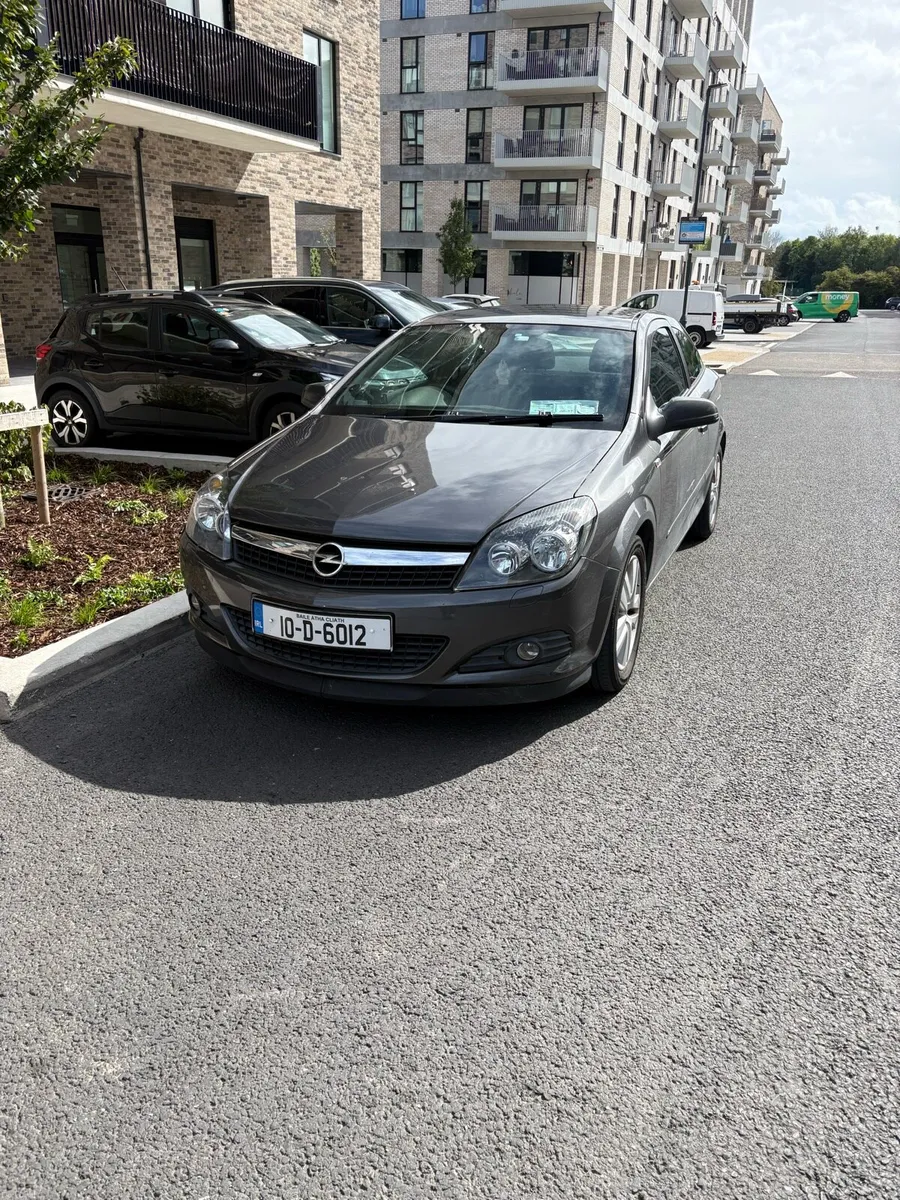 Opel Astra H GTC 2010 - Image 1