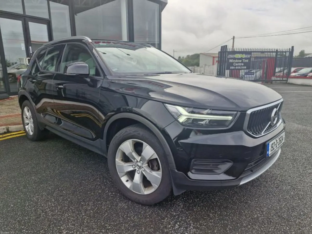 Volvo XC40 D3 MOM 5DR - Image 1