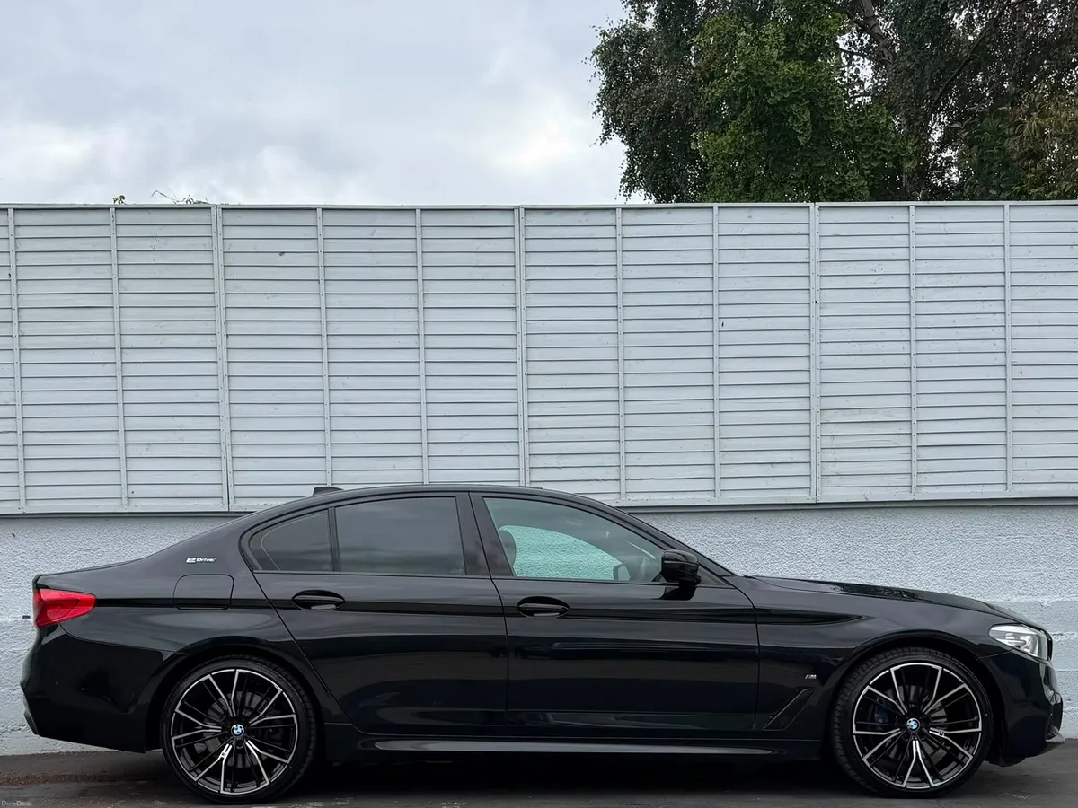 BMW 5-Series 2019 530E M SPORT / 20" ALLOYS - Image 2